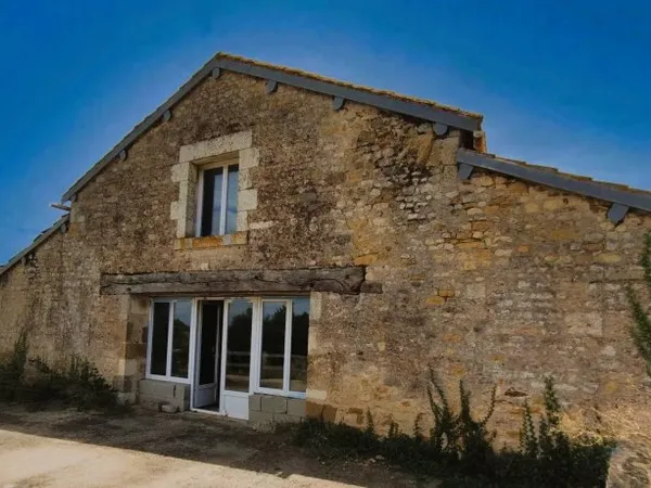 Une Rare Opportunité de Créer une Maison Unique ou une Activité dans le Coeur de la Vendée
