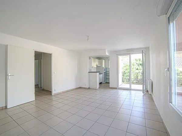 Appartement 3 pièce(s) 60.72 m2 - terrasse - 2 pkg - rédisence avec Piscine !