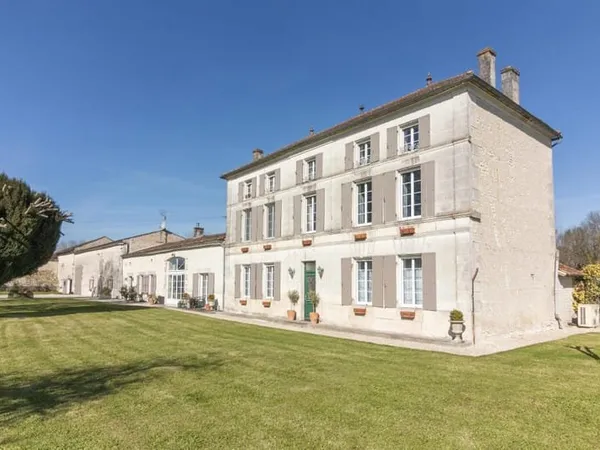 Domaine Charentais de Charme avec Piscine, Gîtes et Jardins Paisibles