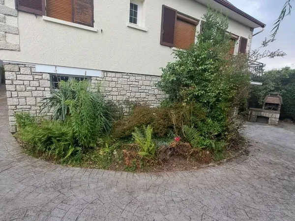 Darvault, belle maison traditionnelle.