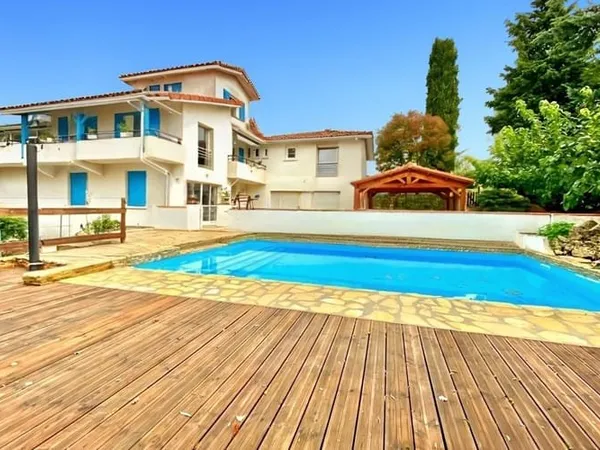 Maison 6 pièces 250 m²