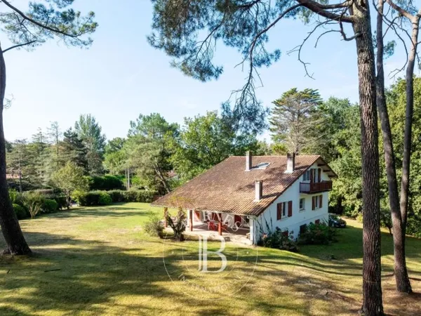 AHETZE, MAISON A RENOVER SUR UN TERRAIN DE 2 HECTARES AVEC TENNIS