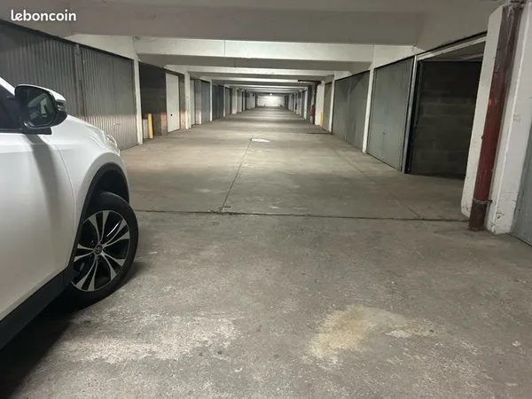 Grand garage Bourgoin plein centre