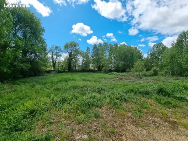 Terrain 6 300 m² à vendre à Eymet - en bord de rivière