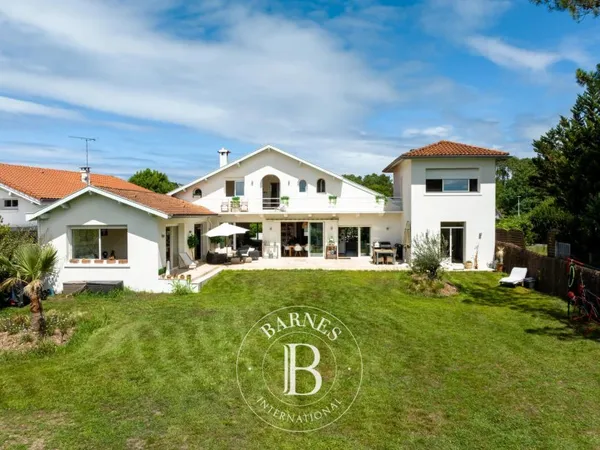 SOORTS-HOSSEGOR, ÉLÉGANTE MAISON RÉNOVÉE, VUE PANORAMIQUE SUR LES PYRÉNÉES.