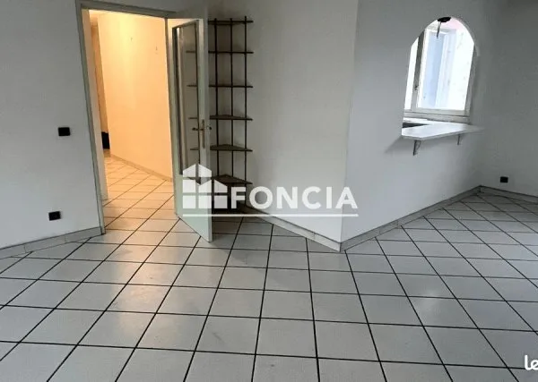 GRENOBLE 5 allée de la pelouse T3 de 85 m2 1er étage avec ascenseur terrasse et stationnement en sou
