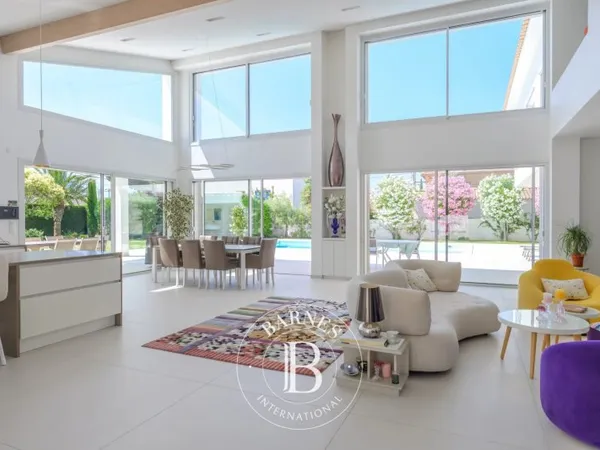 St-Cyr sur Mer, à quelques pas de la plage, une propriété d'exception, 370 m² hab, 5 suites, piscine