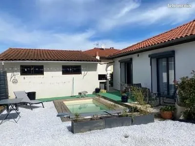 Colocation féminine avec piscine au sein d'une maison ensoleillée