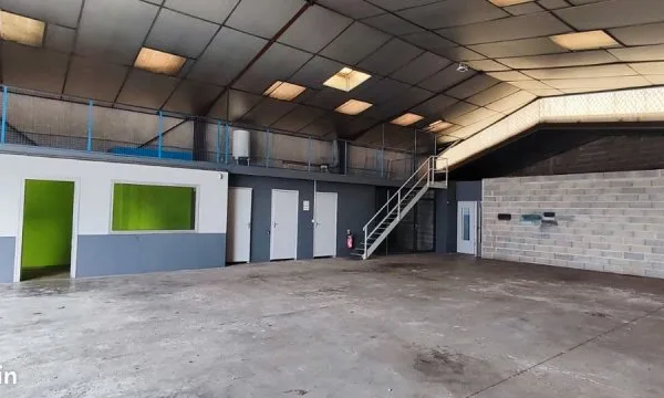 Entrepôt 350m2 à louer à Marmande proche centre ville, bonne visibilité