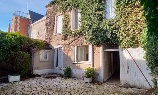 Maison Bourgeoise de 162 m2 à rénover, 5 chambres, dépendances, cour et jardinet clos