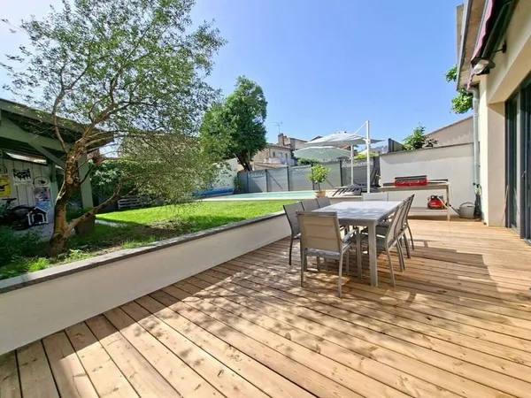Maison 7 pièces 240 m²