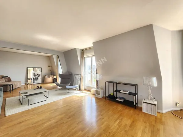 PUTEAUX Hyper centre ville: Dernier étage , appartement 5 pièces avec terrasse de 35 m², cave et Par
