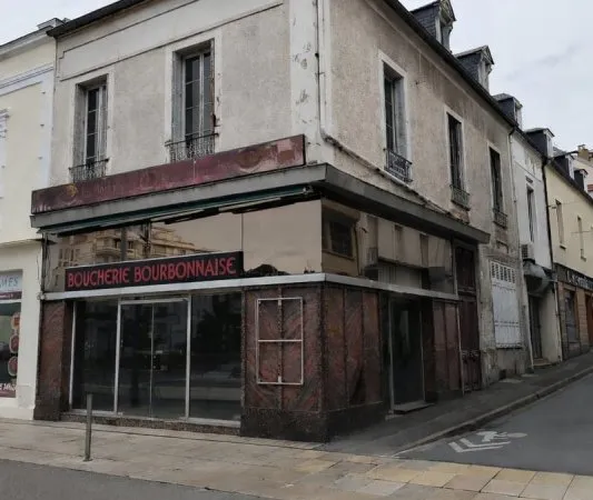 IMMEUBLE D'ANGLE EMPLACEMENT No1 CENTRE-VILLE DE VICHY (