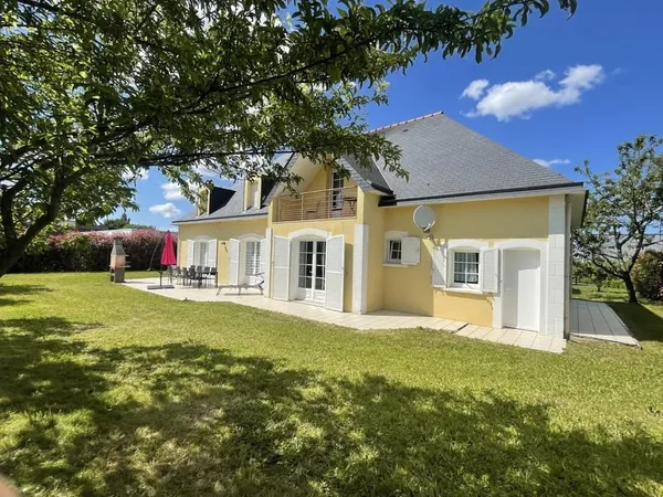 A ACIGNE, IMPLANTEE SUR UN TERRAIN DE 1332 M2, BELLE MAISON