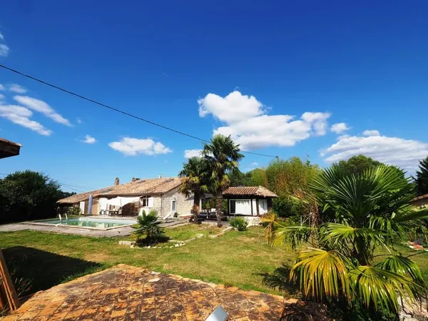 Corps de ferme avec piscine