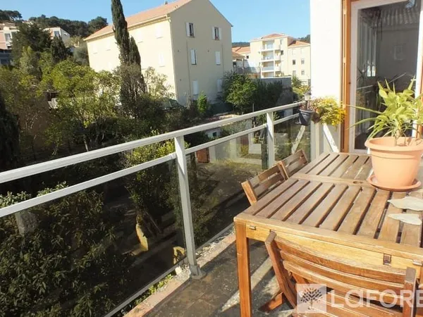 Hyères proche gare, appartement 4 pièces, stationnements, cave