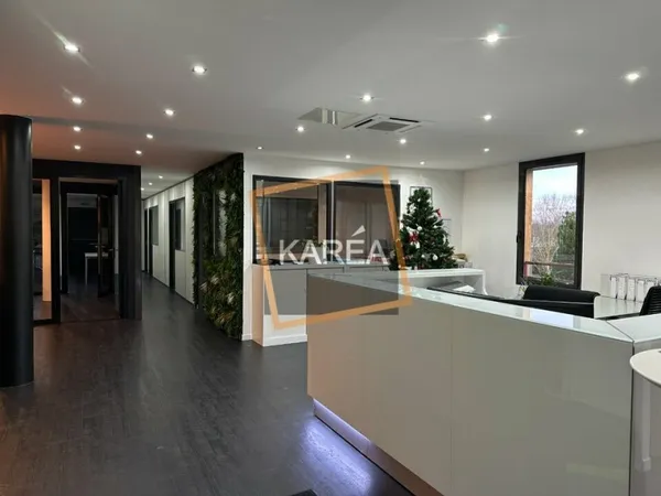 Local professionnel 225 m²