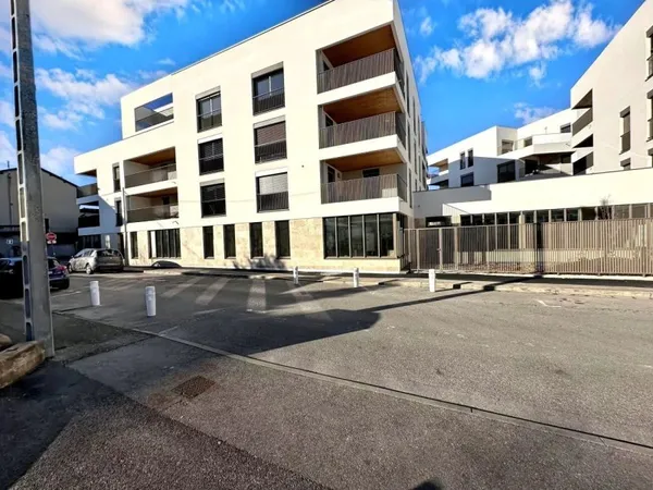Local 215 m²