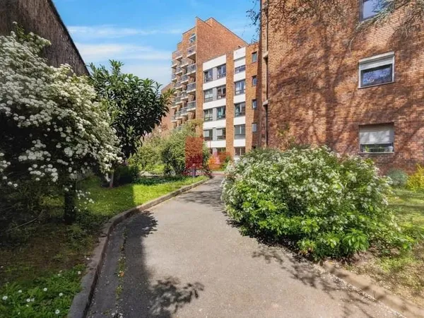 ISSY - LA FERME - 4/5 pièces à rénover de 89 m² cave et parking