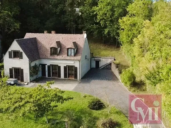 Exclusivite !! Pavillon familial avec piscine et grande dépendance !