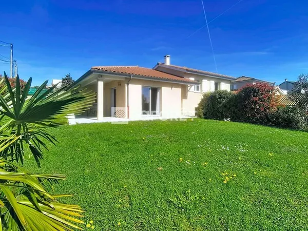 Maison d'architecte de 133 m² avec garage et jardin de 806 m² à Massieux