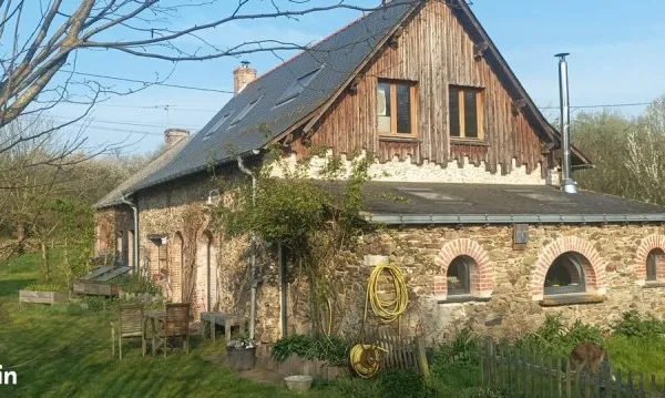 Maison écologique en pierre ,bord voie verte