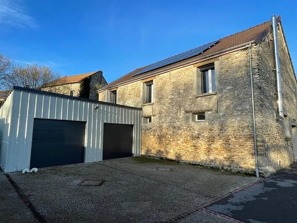 Belle maison de campagne avec un grand volume habitable