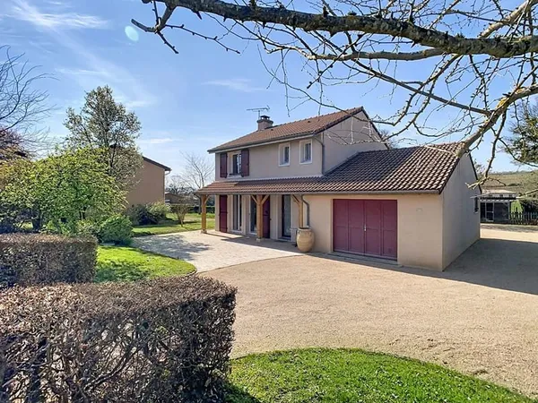 Maison familiale avec terrasse abritée et garage double - 71260 CLESSE