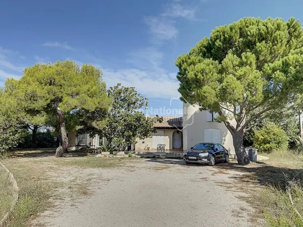 Villa 7 pièces sur 19 314 m² de terre agricole, Berre l'Etang.