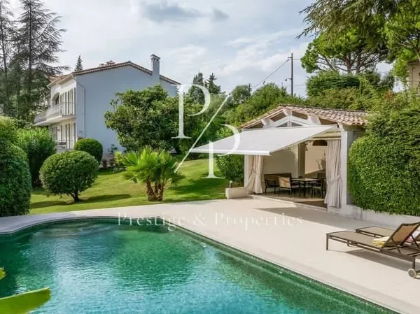 A vendre - Charmante villa provençal rénovée - Vue mer - A pied des commerces - La roquette sur siag