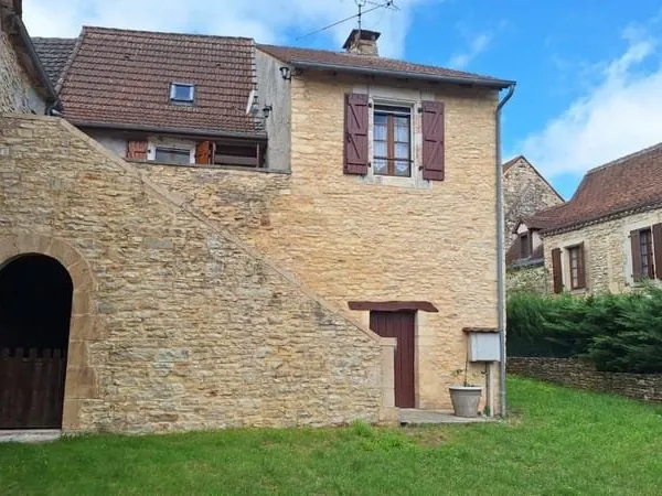 Maison de village en pierre avec jardin