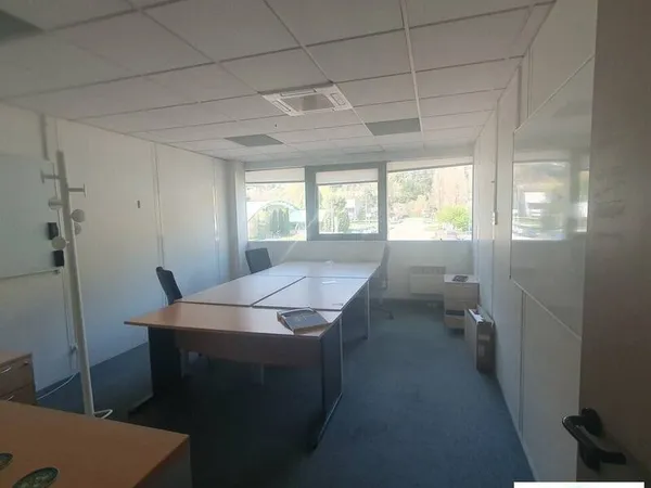 Commerce 1300 m²