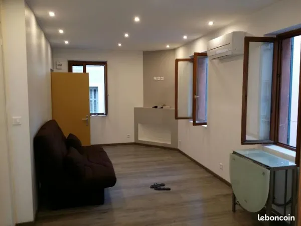 Studio meublé à l'année