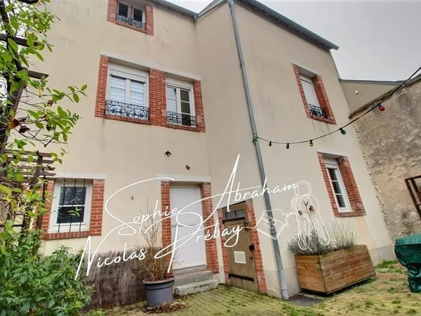 Maison en pierres, 3 chambres, grenier aménageable avec cour, dépendance et cave