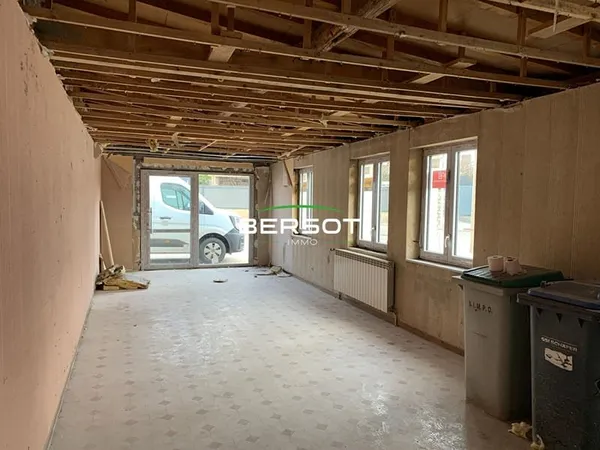 Bureaux 44 m2 à aménager 1er étage centre-ville Valdahon parking privé