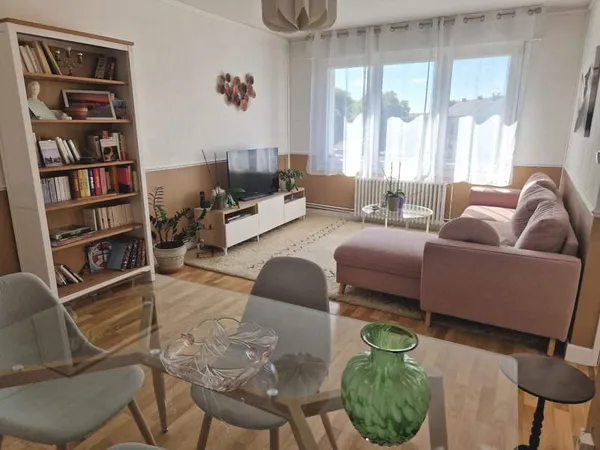Grand appartement de type 2, dernier étage proche centre vil