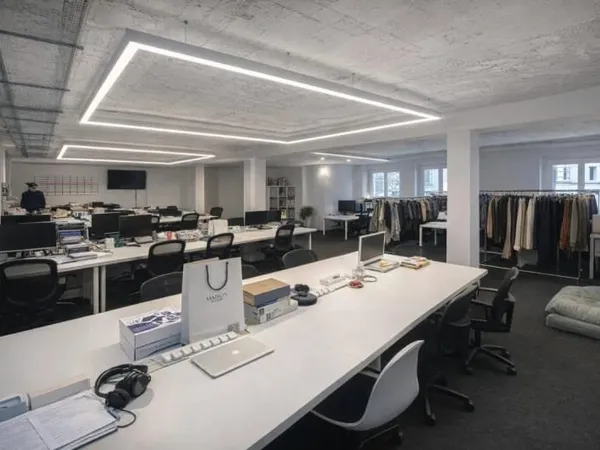 Local 877 m²