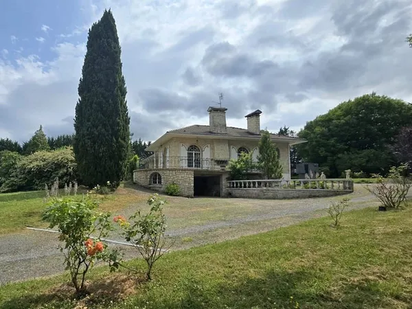 Maison de 322 m² habitables - Parc arboré de 1,75 ha - À