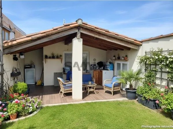 A VENDRE - GRANDE MAISON DE VILLAGE 285 M2 ET SON AGREABLE