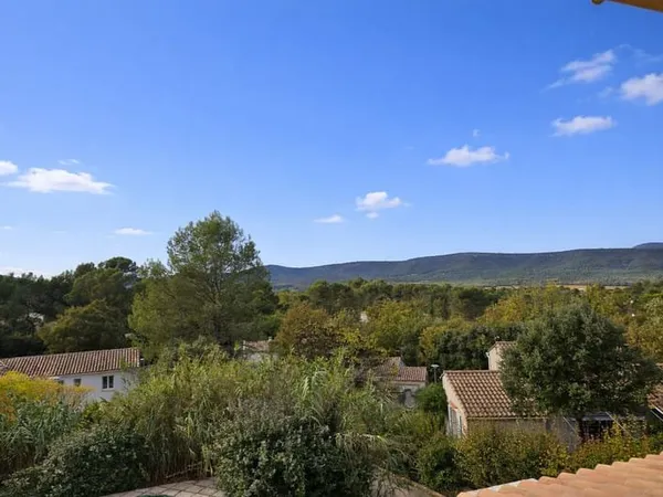 Maison spacieuse avec 5 chambres, garage et piscine à Nans les Pins dans un quartier privilégié