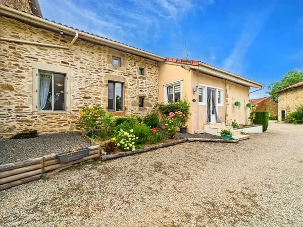 Propriété de charme avec lac, prairie, piscine et dépendances