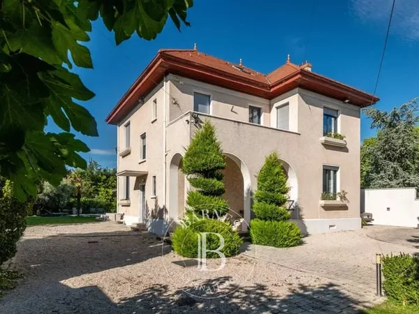 Bron Centre - Maison d'environ 240 m² - Sous Sol - 4 Chambres - Bureau - Garage Double - Terrain 1 3