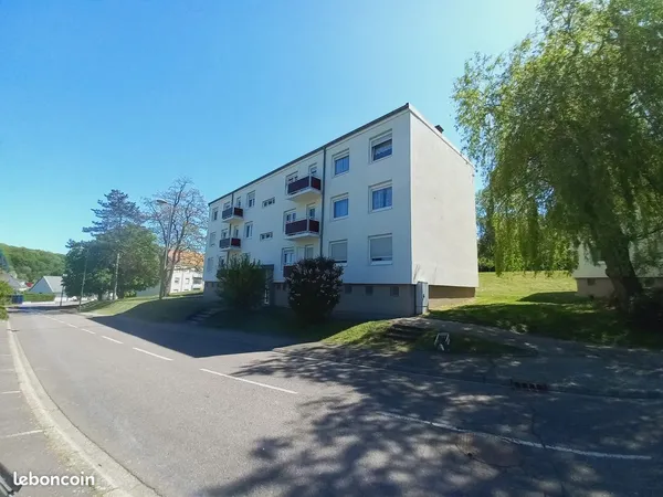 Location d'un beau F5 avec chauffage collectif gaz inclus situé au 11 Côte de la Justice dans un cad