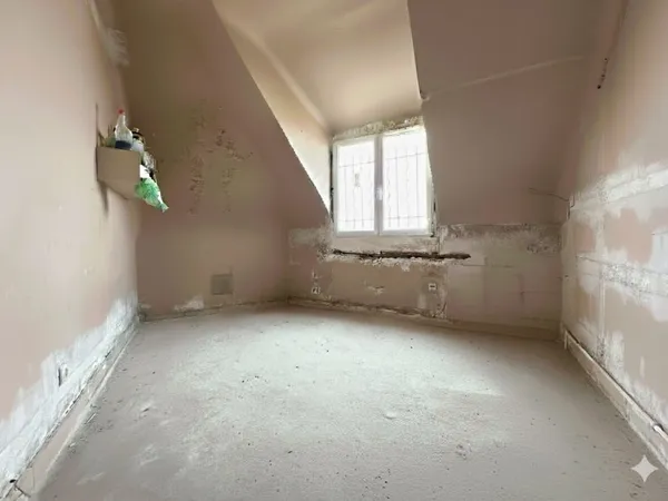 CHAMBRE DE BONNE AU FORT POTENTIEL !
