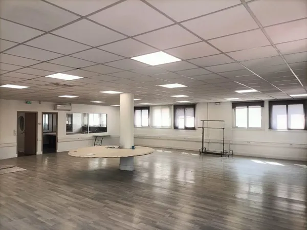 IVRY-SUR-SEINE BUREAUX OU ACTIVITÉS 275 M²
