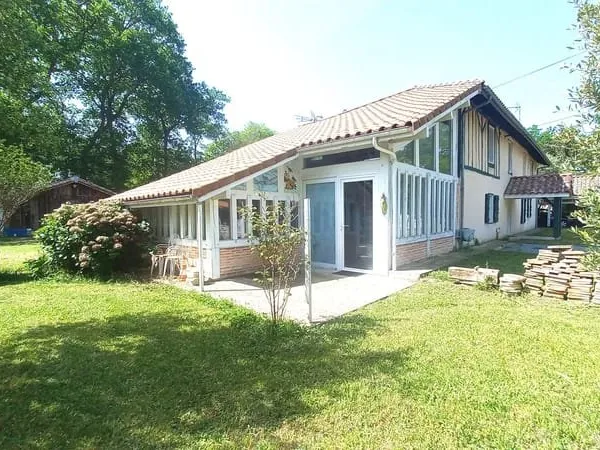 Studio indépendant, séjour, cuisine buanderie, 3 chambres, garage, carport, terrasse couverte