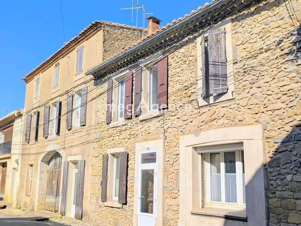 Vaste maison de village avec cour et remise