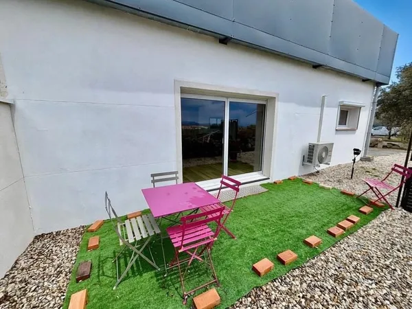 Grignan , entrepôt en ZA comprenant une partie logement.