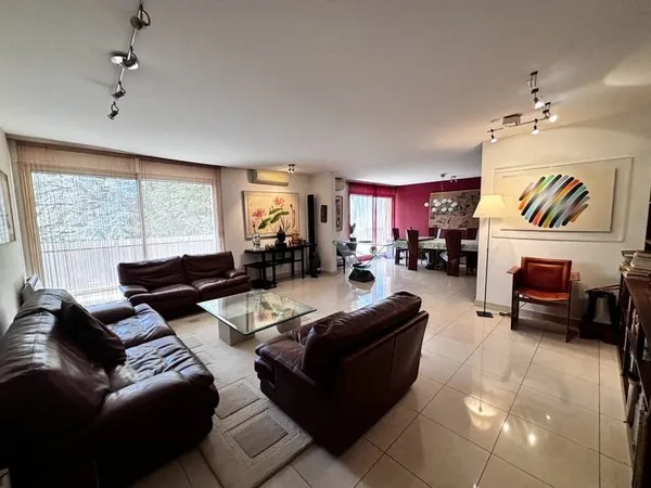 Appartement de standing - P5 - Parc - Piscine NIMES TOUR MAG