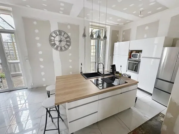 Maison de maître rénovée à Capestang avec jardin et verrière